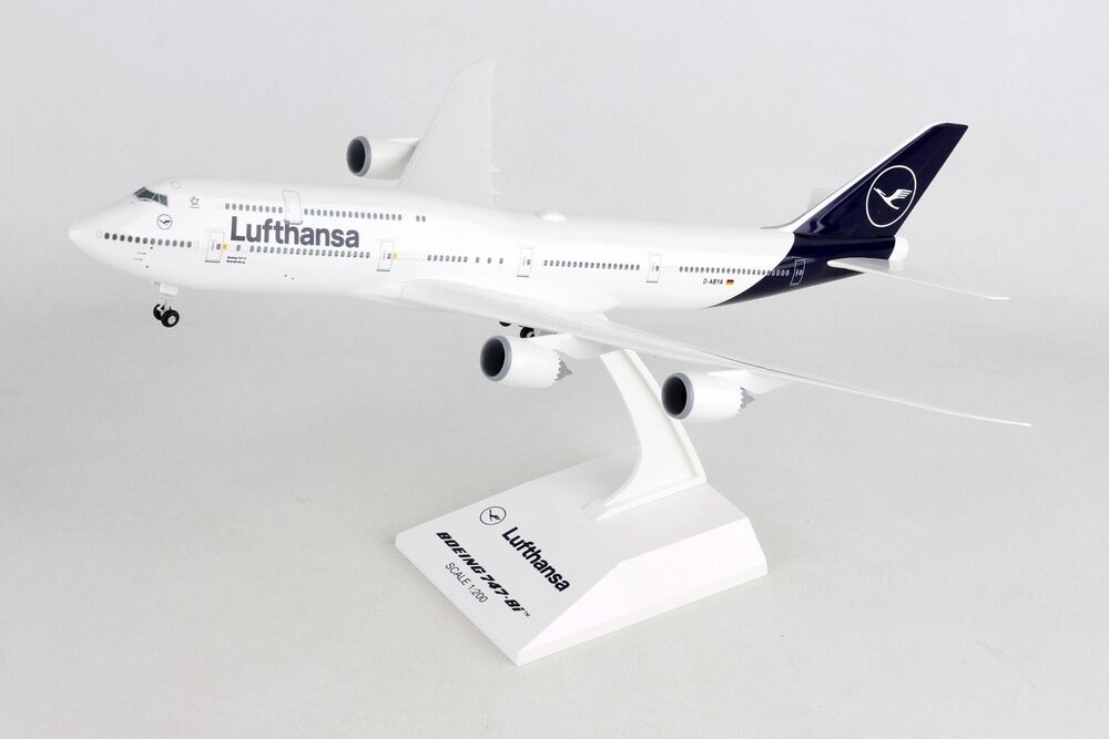 747-8 Lufthansa D-ABYA (gear/stand included) 1/200 *Plastic [SKR1040]