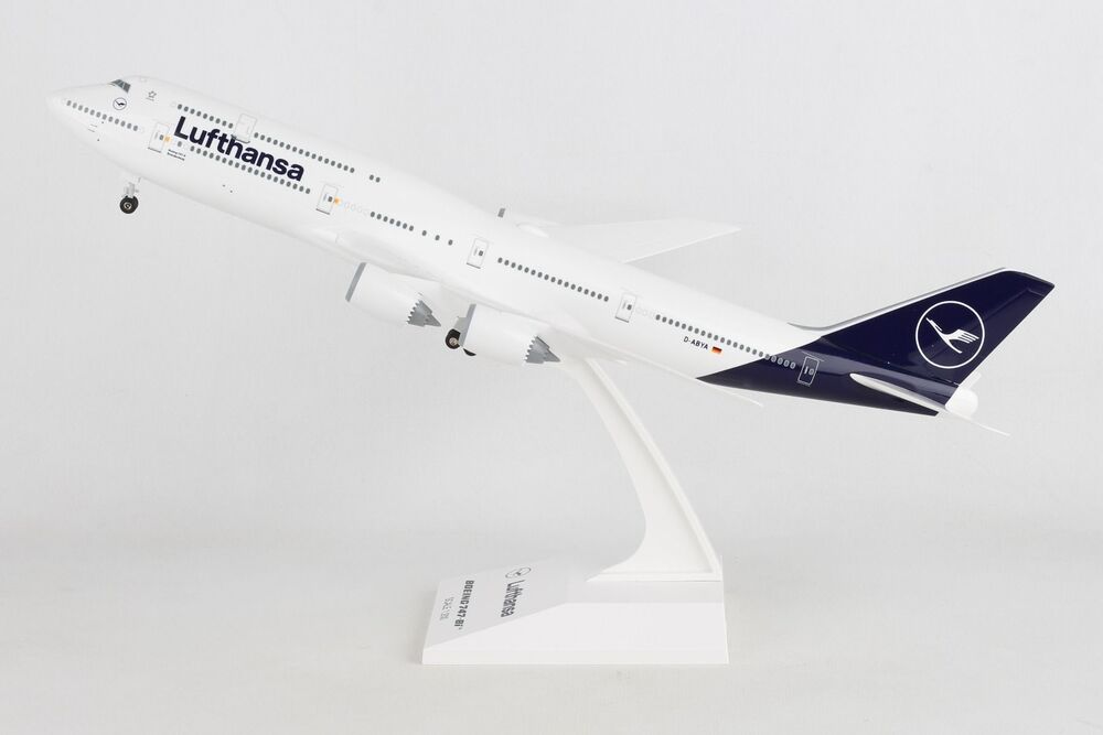 747-8 Lufthansa D-ABYA (gear/stand included) 1/200 *Plastic [SKR1040]