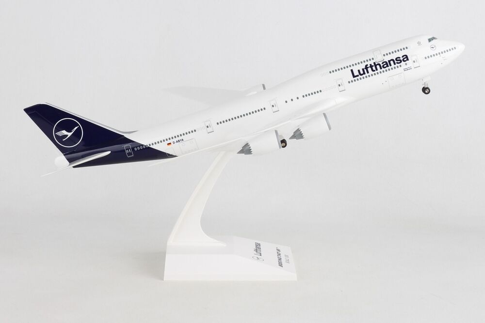 747-8 Lufthansa D-ABYA (gear/stand included) 1/200 *Plastic [SKR1040]