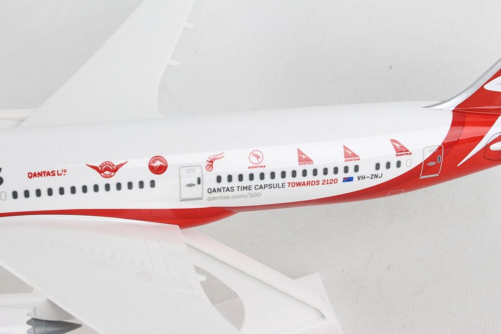 787-9 Qantas 100th Anniversary VH-ZNJ (without gear/stand included) 1/200 *Plastic [SKR1044]