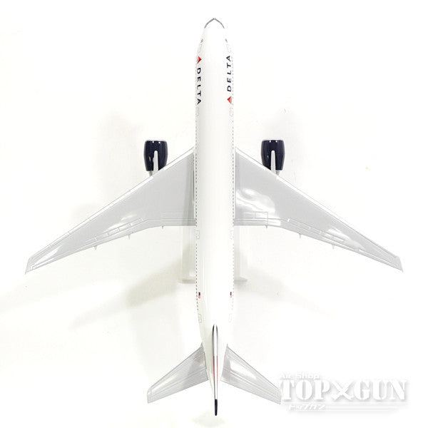 777-200ER Delta Airlines (gear/stand included) 1/200 *Plastic [SKR374G]