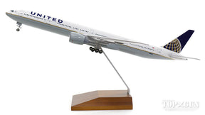 777-300ER ユナイテッド航空 N58031 (木製スタンド/ギア付) 1/200 ※プラ製 [SKR5103]