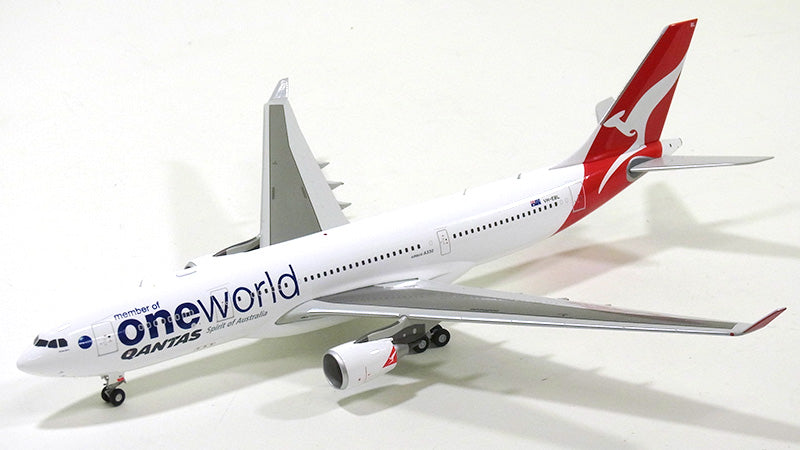 A330-200 Qantas Special Paint "One World" Stand Included 1/200 [XX2756]