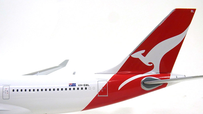 A330-200 Qantas Special Paint "One World" Stand Included 1/200 [XX2756]