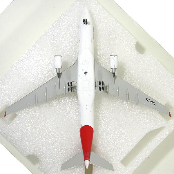 A330-200 Qantas Special Paint "One World" Stand Included 1/200 [XX2756]